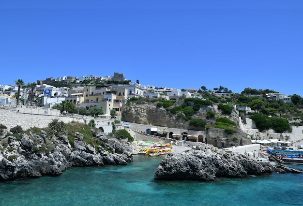 Vista de la pequeña bahía dominada por un pequeño pueblo en la provincia de Lecce, Italia