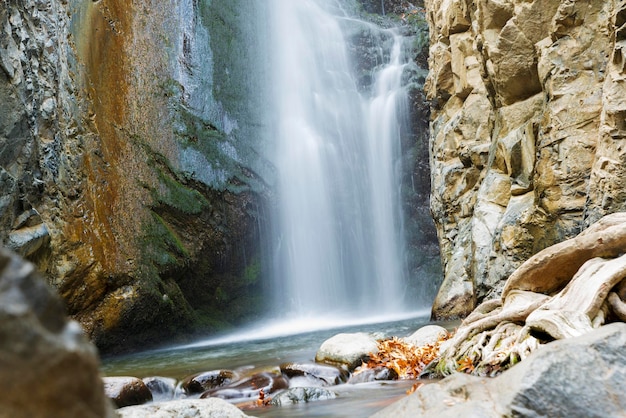 Una vista de una pequeña cascada en las montañas de troodos en chipre