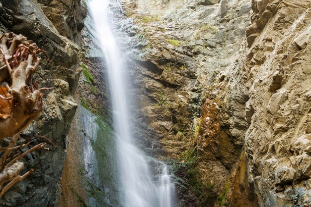 Una vista de una pequeña cascada en las montañas de troodos en chipre