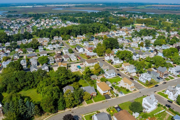 Vista de la pequeña ciudad americana provincial en Sayreville, Nueva Jersey, EE.