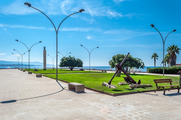 Vista de la pequeña ciudad de Fertilia en un día soleado