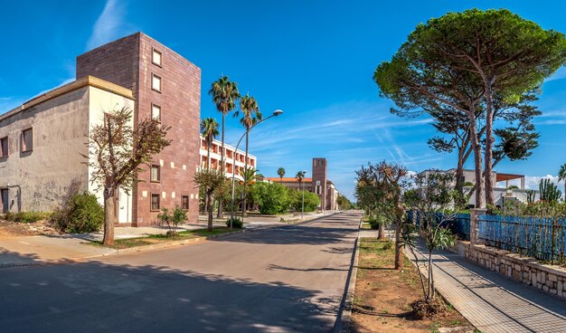 Vista de la pequeña ciudad de Fertilia en un día soleado