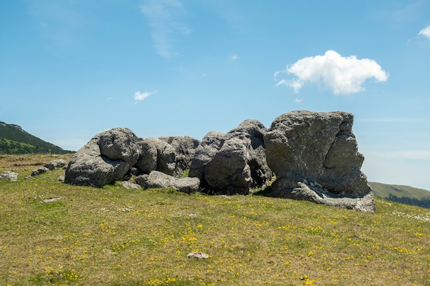 Vista de la pequeña Esfinge, en las montañas de los Cárpatos, Parque Natural de Bucegi, Rumania