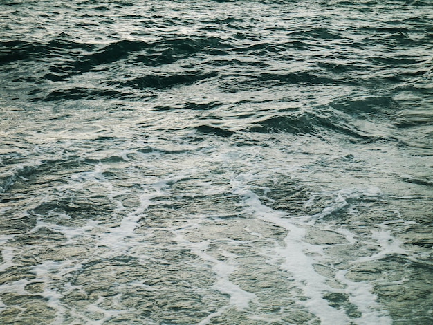 Vista de pequeñas olas con espuma