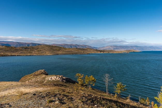 Foto vista del pequeño estrecho del mar en el lago baikal el día de otoño joy bay