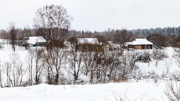 Vista del pequeño pueblo ruso viejo en día de invierno