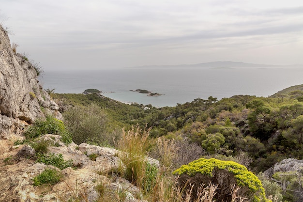 Vista de pequeños islotes en el mar