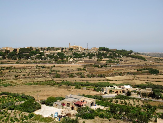 La vista de los pequeños pueblos de Malta