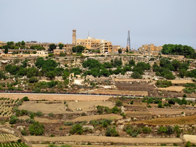 La vista de los pequeños pueblos de Malta