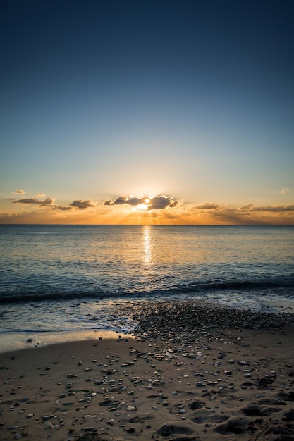 Vista perfeita para o mar em chamas de uma praia ao pôr do sol