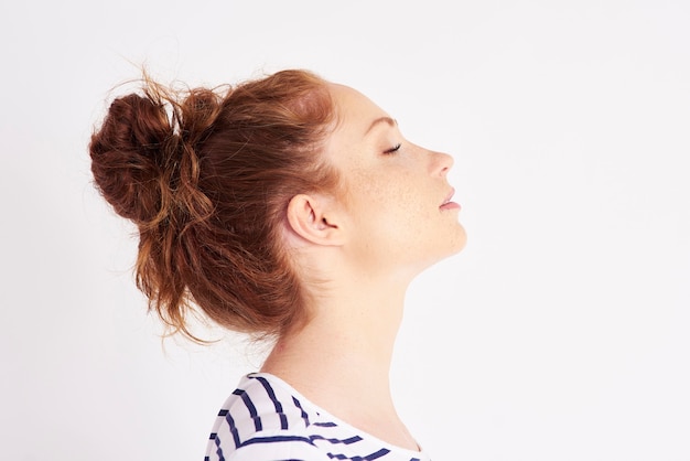 Vista de perfil de la cara de la mujer