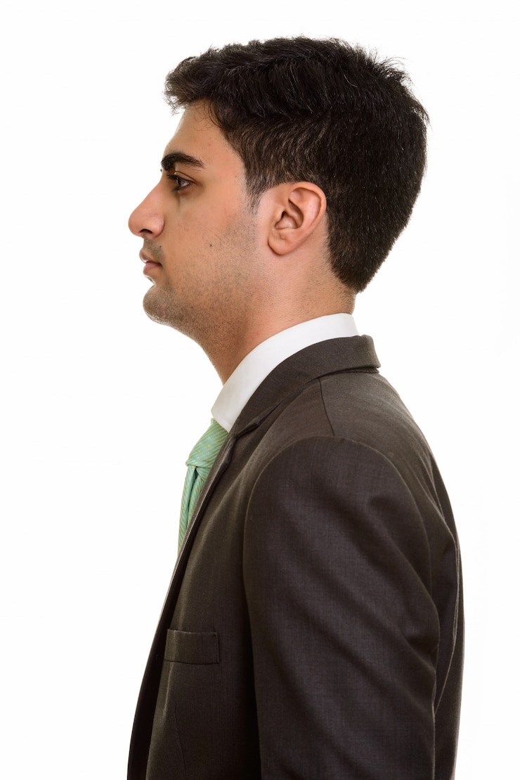 Foto vista de perfil del joven empresario guapo