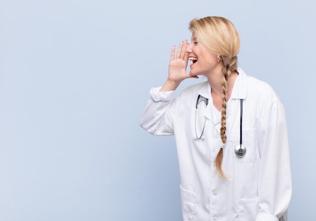 Foto vista de perfil de joven mujer bonita, mirando feliz y emocionado, gritando y llamando a copiar espacio en el lateral. concepto médico