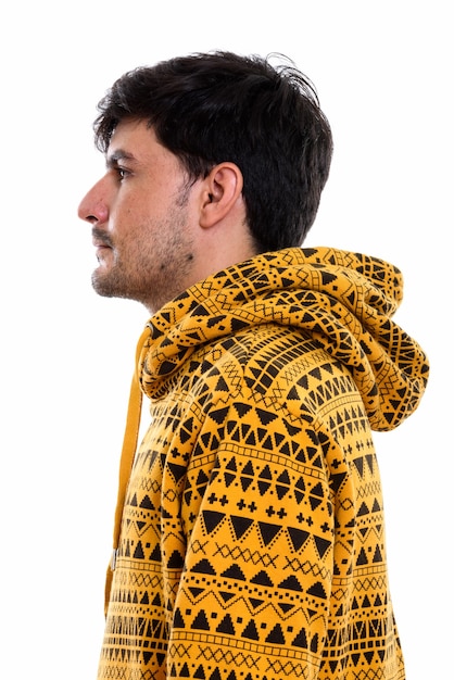 Vista de perfil del joven persa vistiendo sudadera con capucha