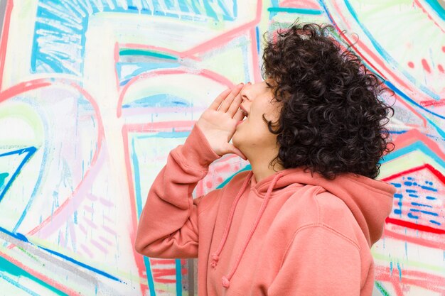 Vista de perfil de mujer bonita afro joven, feliz