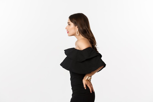 Vista de perfil de mujer hermosa en elegante vestido negro