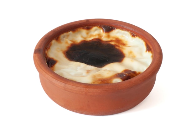 Vista de perfil de pudín de arroz al horno, postre lechoso turco tradicional conocido como sutlac en cazuela.