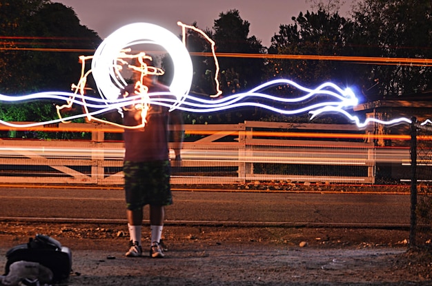 Foto vista de personas iluminadas por la noche