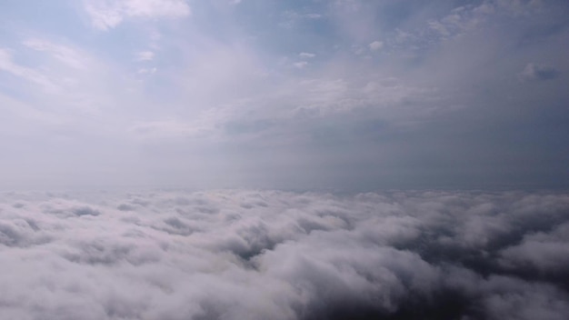 Vista en perspectiva aérea de volar sobre las nubes