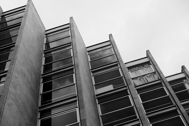 Vista en perspectiva del edificio moderno en bn el 19 de marzo de 2021 en Madrid España