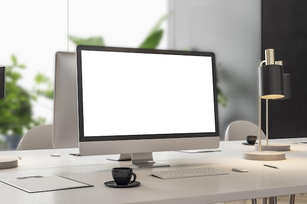 Vista en perspectiva del monitor de computadora moderno blanco en blanco sobre una mesa blanca con una elegante lámpara negra y metálica y una taza de café sobre fondo de pared de vidrio mate con maqueta de representación 3D de plantas verdes