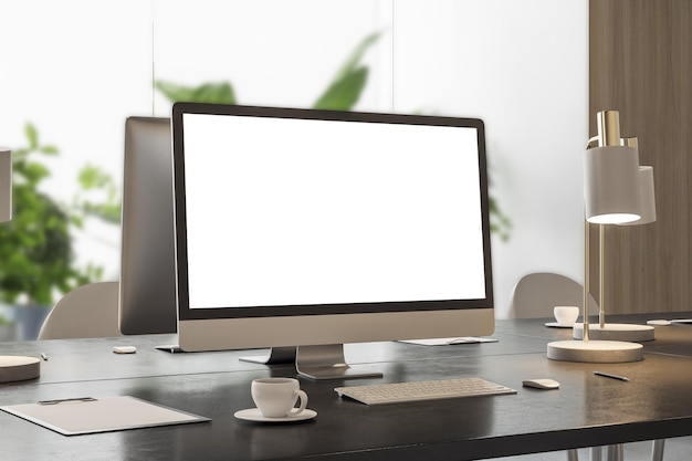 Vista en perspectiva del monitor de computadora moderno con espacio vacío en una mesa de madera oscura con teclado de taza de café y lámpara en una oficina soleada con plantas verdes detrás de una maqueta de renderizado 3D de pared de vidrio mate