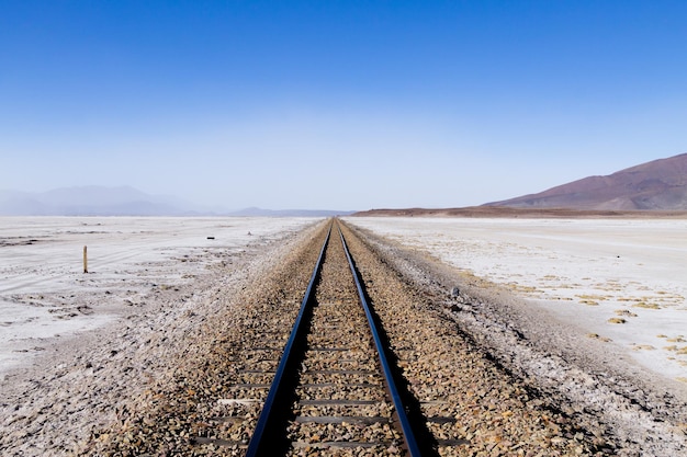 Vista en perspectiva de las vías del tren desde Bolivia. Paisaje boliviano. Salar de Colchani