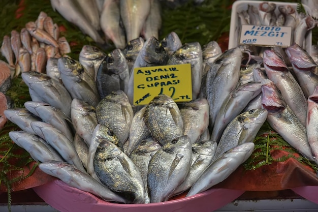 Foto vista de pescado a la venta en el puesto del mercado