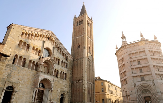 Vista de la Piazza Duomo bajo el cielo azul