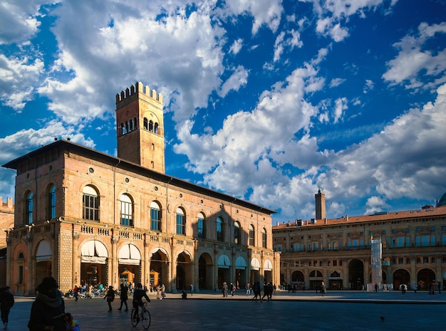 Vista de la piazza maggiore en bolonia, italia