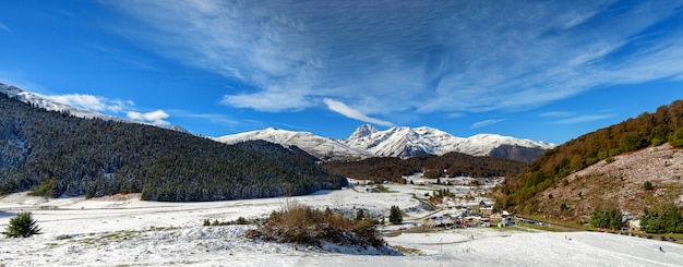 Vista del Pic du Midi de Bigorre en los Pirineos franceses con nieve