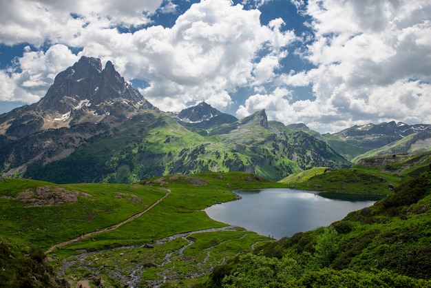 Vista del Pic du Midi Ossau y el lago Ayous en los Pirineos franceses