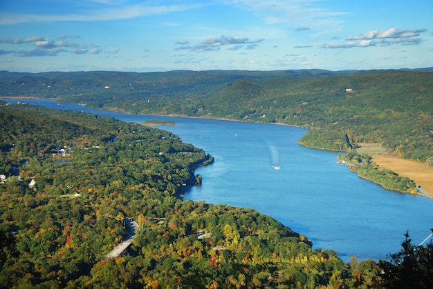 Vista del pico de la montaña del río Hudson en otoño