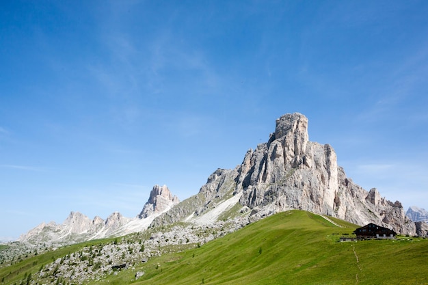 Foto vista del pico nuvolau desde los dolomitas del paso giau