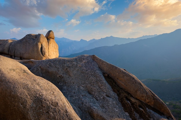 Vista desde el pico de roca de ulsanbawi en el parque nacional de seoraksan al atardecer en corea del sur