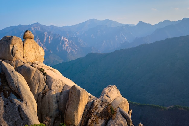 Vista desde el pico de la roca Ulsanbawi en puesta de sol. Parque Nacional Seoraksan, Corea del Sur