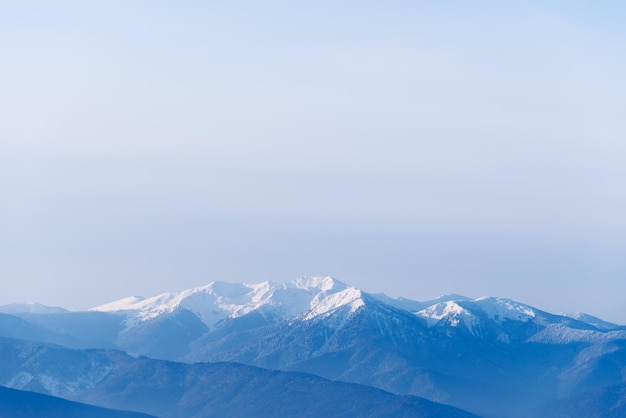 Vista de los picos de las montañas en la nieve Paisaje de invierno con espacio de copia