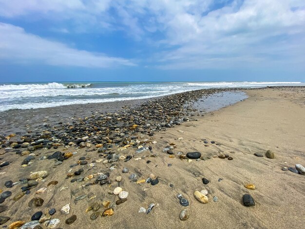 Vista de piedras por el mar