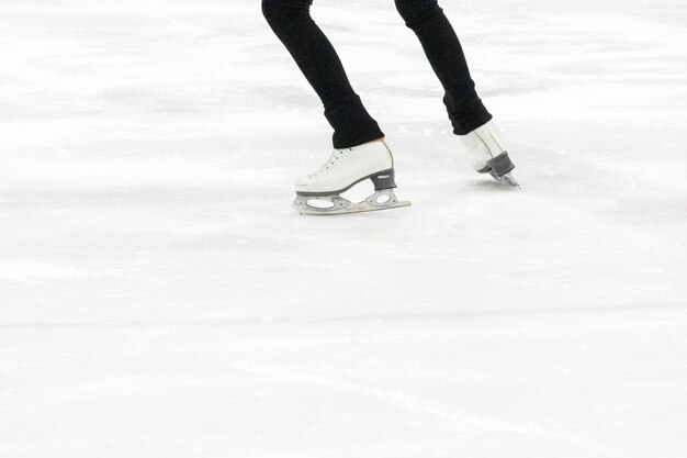 Vista de los pies de la patinadora artística en la práctica de patinaje artístico.