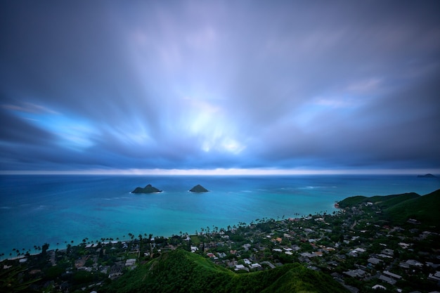 Vista desde el Pillbox Trail en Lanikai Beach y las islas Mokulua, Kailua, Oahu, Hawaii, EE.