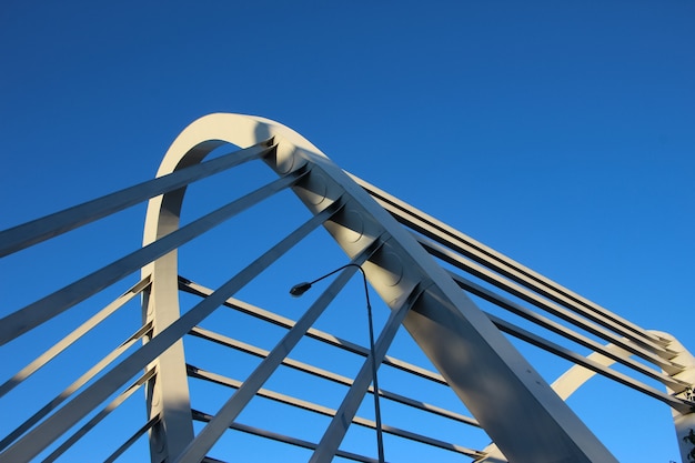 Vista de los pilones arqueados del puente atirantado y los cables