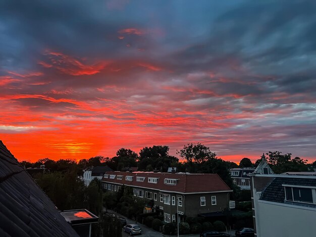 Vista pintoresca de la calle de la ciudad con hermosos edificios al amanecer.