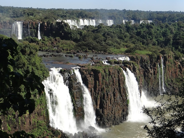 Foto vista de la pintoresca cascada a lo largo de las rocas