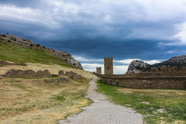 Una vista pintoresca con un cielo tormentoso de la montaña Fortress y la antigua fortaleza genovesa