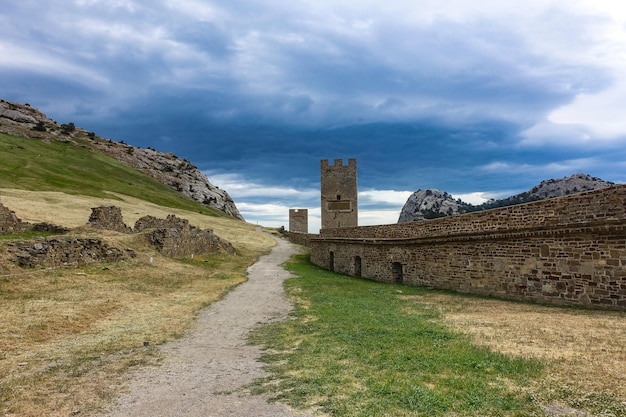 Una vista pintoresca con un cielo tormentoso de la montaña Fortress y la antigua fortaleza genovesa