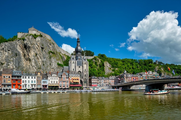 Foto vista de la pintoresca ciudad de dinant, bélgica