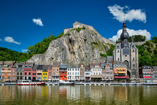 Vista de la pintoresca ciudad de Dinant, Bélgica