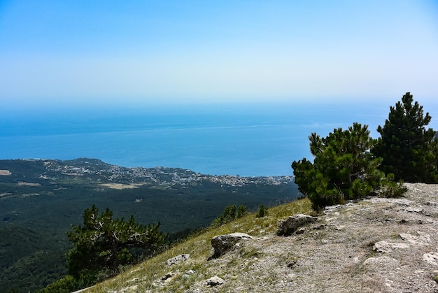 Vista pintoresca de la ciudad de Yalta y el Mar Negro desde la montaña Ai Petri en Crimea Rusia