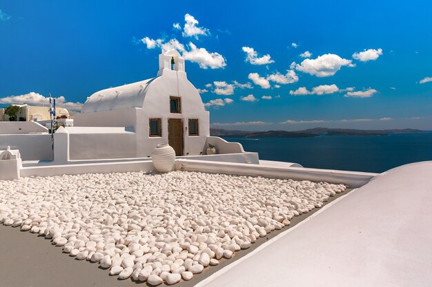 Vista pintoresca de la iglesia blanca con cúpula azul en Oia o Ia, isla Santorini, Grecia