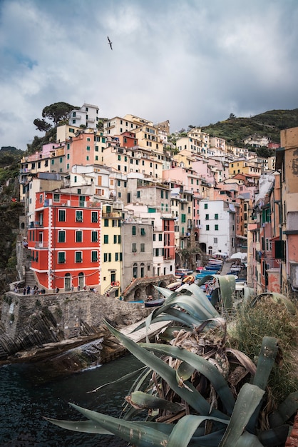 Foto vista pintoresca de riomaggiore, cinque terre, italia